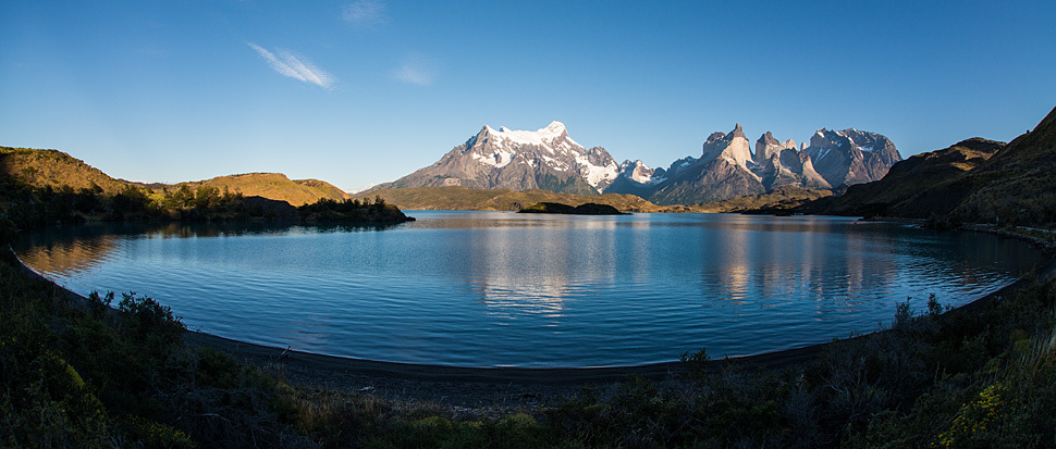 Torres del Paine bei wolkenlosem Himmel