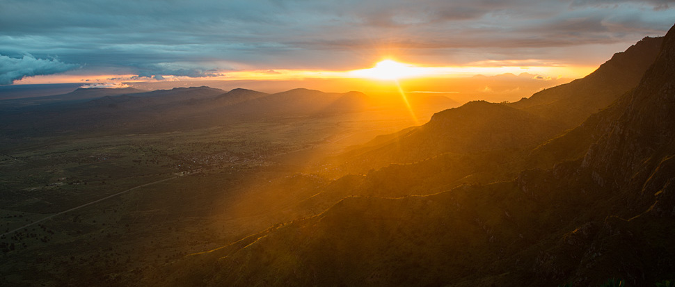 Goldener Regen und goldene Sonne &uuml;ber der Maasai Steppe