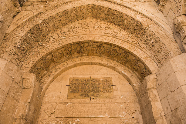 Reliefs &uuml;ber dem Eingang zur Qarah Kelisa