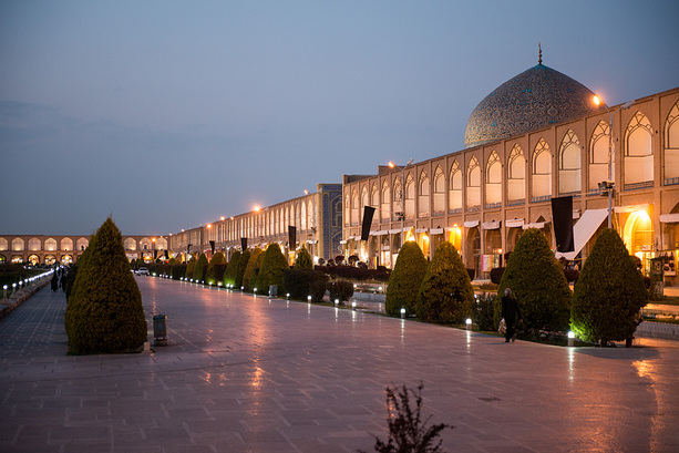 Naqsh-e Jahan Square in Esfahan in der Nacht