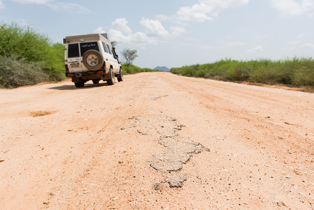 Vorsicht Teer! Auf der A1 Richtung Turkanasee – ein beschwerlicher Weg.
