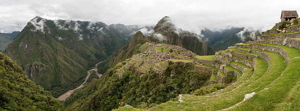 Unglaublich steile Hänge rund um die Ruine Machu Picchu