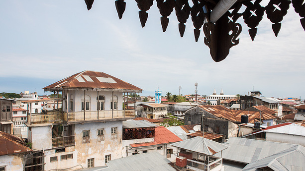 Hoch über den Dächern von Stone Town auf Sansibar