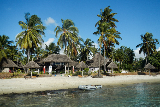 Palmen und weisser Sandstrand bei der Big Blu Lodge auf Mafia Island