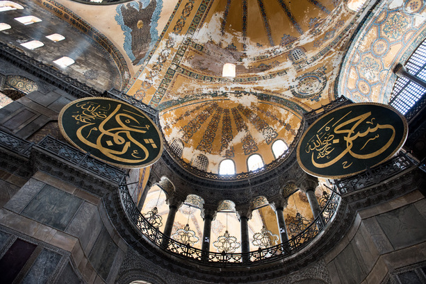 Kuppeln, Mosaike, Fresken und arabische Schriftzeichen in der Aya Sofya