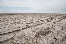 Ein Salzsee in der Kavir-Wüste