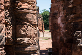 Von indigenen Guaran&iacute;-K&uuml;nstlern gefertigte Reliefs