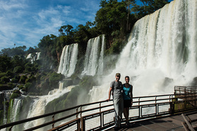 Zwei kleine W&uuml;rmchen neben den tosenden Wassermassen der Iguaz&uacute;-F&auml;lle