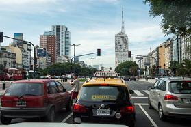 Mitten durch die Millionenstadt Buenos Aires