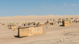 Einfachste Palmblatt-Häuser mitten in der Wüste