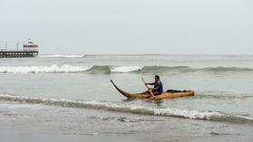 Fischer auf dem traditionellen Schilfboot bei Huanchaco