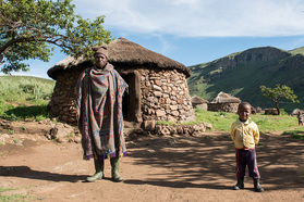 Der Vize-Chief von Marulaneng mit seinem Sohn vor dem Haus
