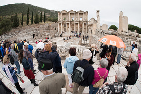 Menschenmassen vor der Celsus-Bibliothek