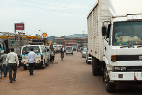 Auf den Strassen Kampalas (man beachte den Airbag im Laster)