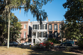 Schöne Häuserketten und Bartflechten in Savannah