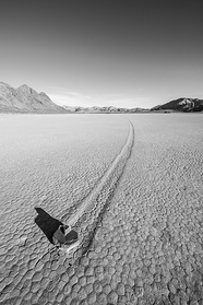 Wandernde Steine auf dem "Racetrack" im Death Valley