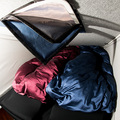 Schlafecke im Klappdach mit M&uuml;ckengitter und Vorhang am Dachfenster