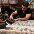 Ein Stoffdrucker bei der Arbeit in Esfahan