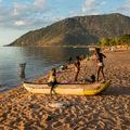 Kinder geniessen die letzten Sonnenstrahlen am Malawisee.
