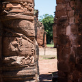 Von indigenen Guaran&iacute;-K&uuml;nstlern gefertigte Reliefs