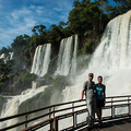 Zwei kleine W&uuml;rmchen neben den tosenden Wassermassen der Iguaz&uacute;-F&auml;lle