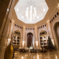 Die Lobby des Al Bustan Palace Hotels. Es weihn&auml;chtelet noch sehr.