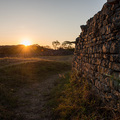 Sonnenuntergang &uuml;ber 850 Jahre alten Steinmauern