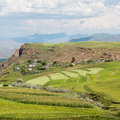 Terrassierte G&auml;rten und einfache D&ouml;rfer &ndash; ein typisches Bild in Lesotho