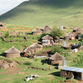 Ein Dorf mit den typischen Rundh&auml;usern in Lesotho