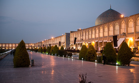 Naqsh-e Jahan Square in Esfahan in der Nacht
