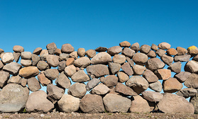 Steinmauer, wo die Messerklinge dazwischenpasst.